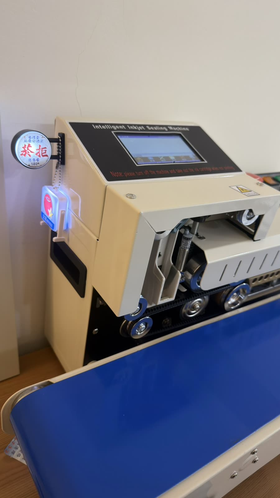 連續封口機準備進行分裝作業